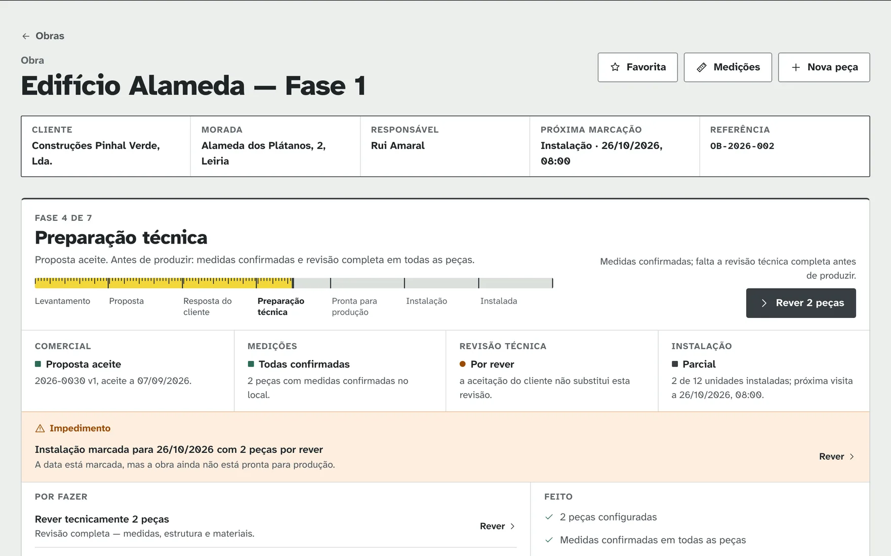 Página de uma obra na aplicação: fase de cada frente de trabalho, pendências e instalação parcial.
